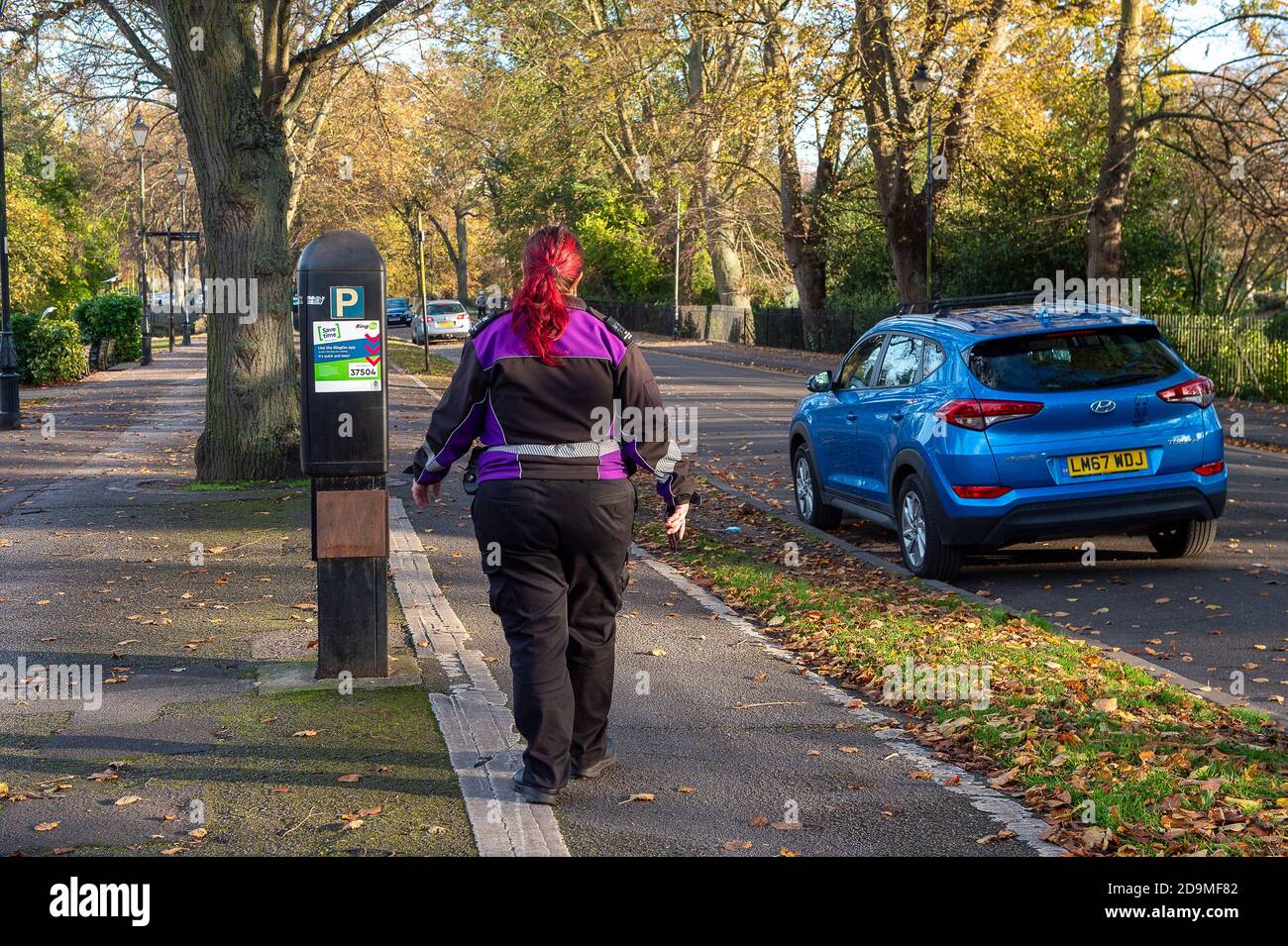 Windsor, Berkshire, Regno Unito. 6 novembre 2020. Un operaio del traffico era oggi fuori sulle strade nonostante ci fossero pochissimi veicoli. Windsor era tranquilla oggi come il secondo giorno della seconda chiusura nazionale del Covid-19 in Inghilterra. Più negozi e caffè erano aperti rispetto al precedente blocco all'inizio di quest'anno. Credit: Maureen McLean/Alamy Live News Foto Stock