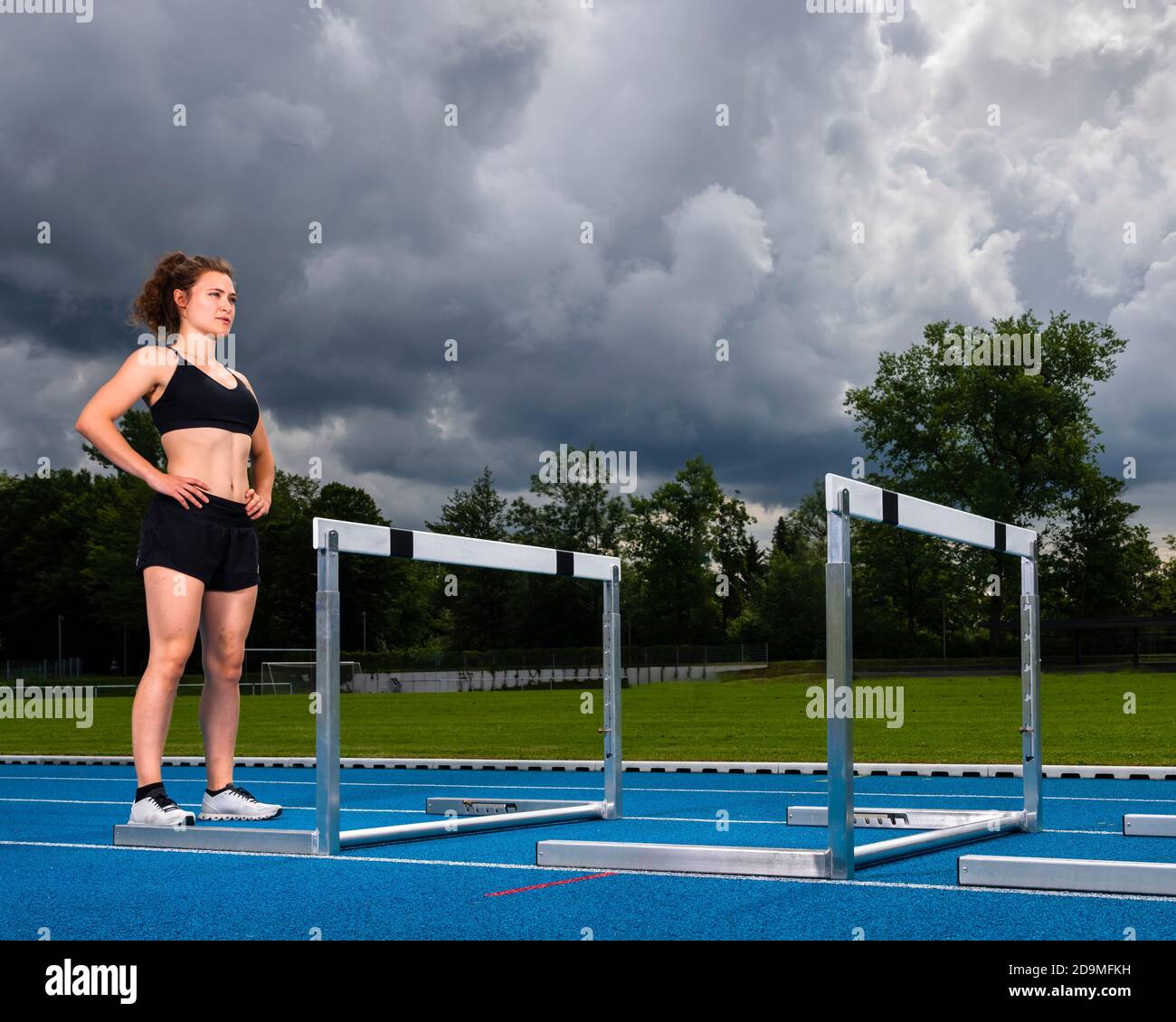 Donna, 24 anni, atletica, jumping forza allenamento, Baden-Württemberg, Germania Foto Stock