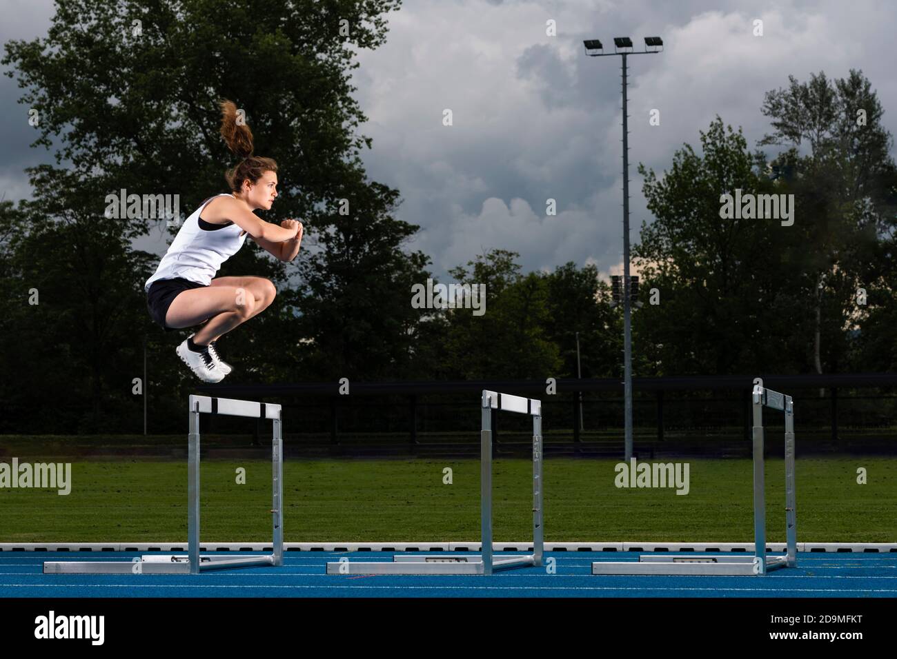 Donna, 24 anni, atletica, jumping forza allenamento, Baden-Württemberg, Germania Foto Stock