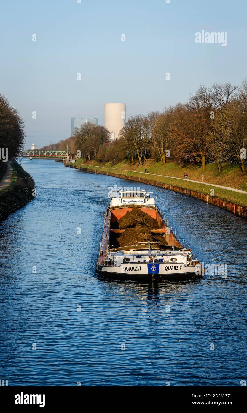 Navigazione interna sul canale Rhine-Herne di fronte alla centrale elettrica Datteln 4, Datteln, zona Ruhr, Renania settentrionale-Vestfalia, Germania Foto Stock