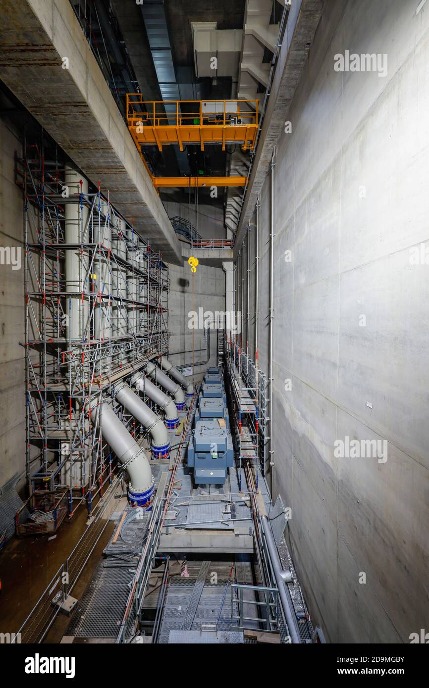 Oberhausen, zona Ruhr, Renania Settentrionale-Vestfalia, Germania, trasformazione Emscher, nuova costruzione della fogna EMSCHER, qui la nuova costruzione della stazione di pompaggio Oberhausen, installazione dei motori per pompe che in futuro convoglieranno 16,000 litri di acque reflue al minuto, La conversione ecologica del sistema Emscher consiste nella costruzione di un sistema centrale di trattamento delle acque reflue nella zona della Ruhr, nella costruzione di fognature e nella rinaturazione dell'Emscher e dei suoi affluenti. Foto Stock