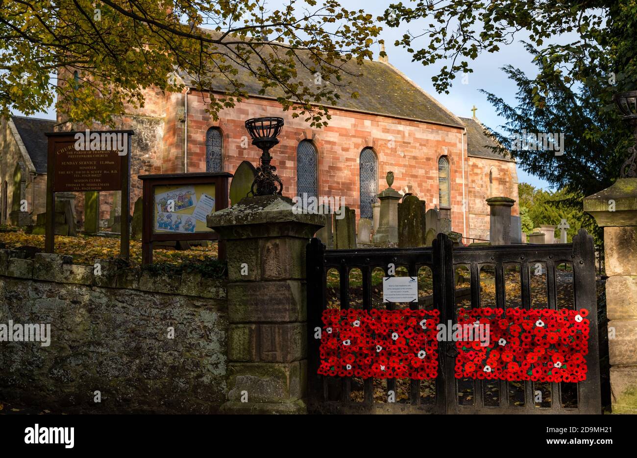 East Lothian, Scozia, Regno Unito, 6 novembre 2020. Decorazioni del giorno della memoria: Papaveri a crocheted decorano il cancello della chiesa di Prestonkirk a Linton orientale per l'appello scozzese del papavero Foto Stock