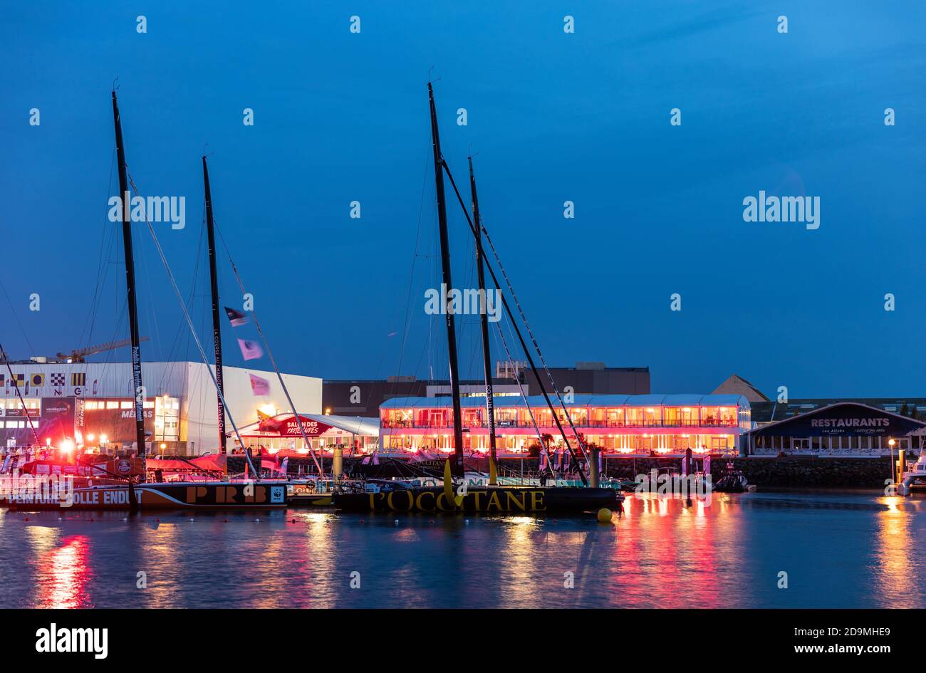LES SABLES D'OLONNE, FRANCIA - 6 NOVEMBRE 2020: Monoscafi sul pontile per il Vendee Globe 2020 di notte a Les Sables d'Olonne Foto Stock