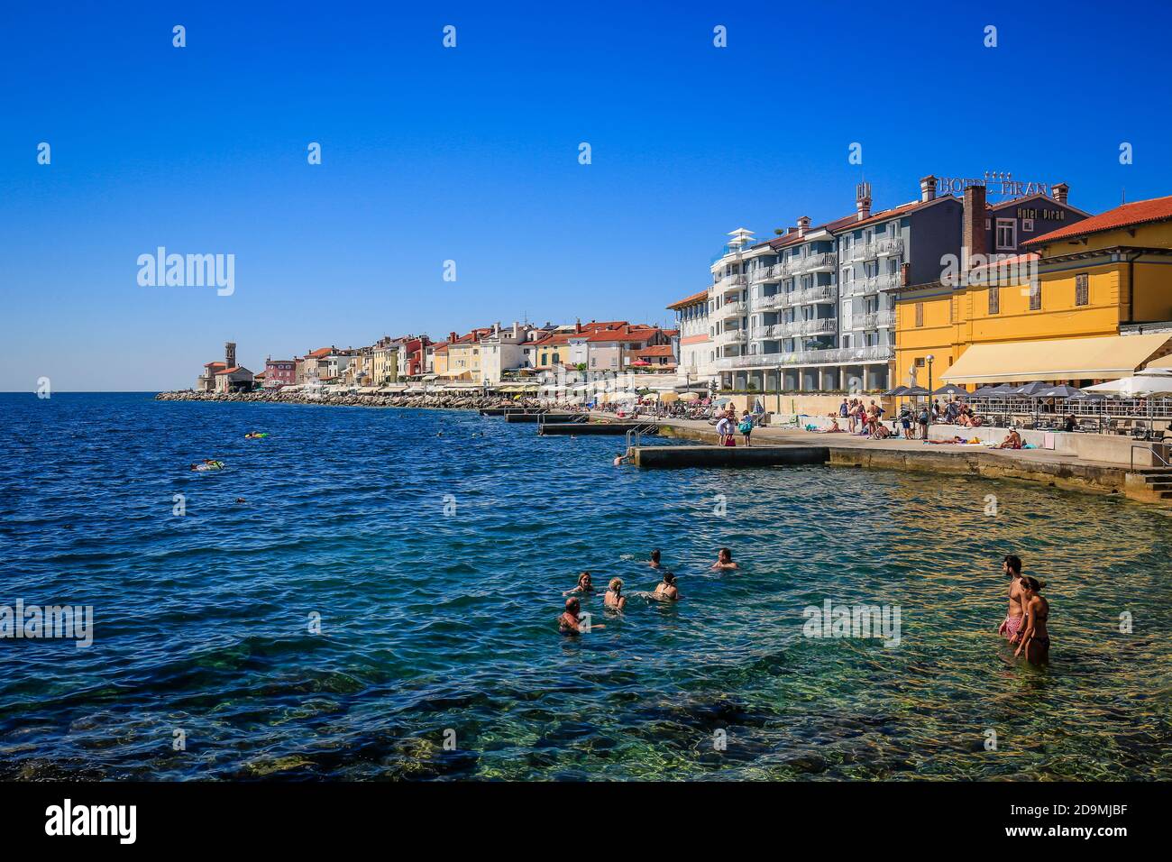 Piran, Istria, Slovenia - vita da spiaggia sulla spiaggia della città portuale di Piran sul Mediterraneo. Foto Stock