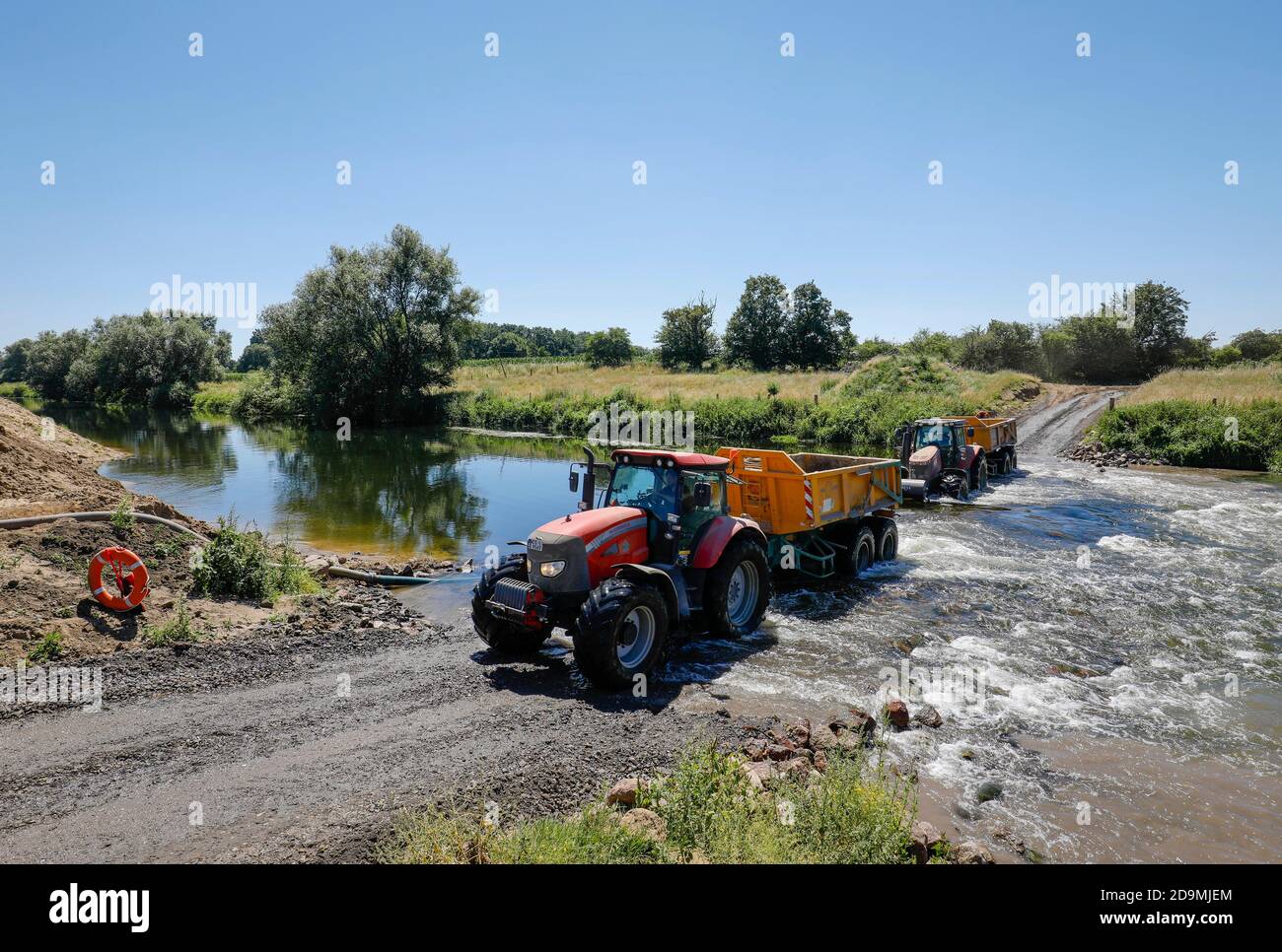 Datteln-Olfen, zona Ruhr, Renania Settentrionale-Vestfalia, Germania, Lippe, fiume e sviluppo delle pianure alluvionali del Lippe nei pressi di Haus Vogelsang, qui viene creato un paesaggio fluviale quasi naturale, viene ripristinato un ecosistema fluviale e alluvionale intatto, si estende il corso del fiume e, per esempio, Da un nuovo ciclo del Lippe così la velocità di flusso rallenta, qui i veicoli di costruzione guidano attraverso il fiume e trasportano il suolo. Foto Stock