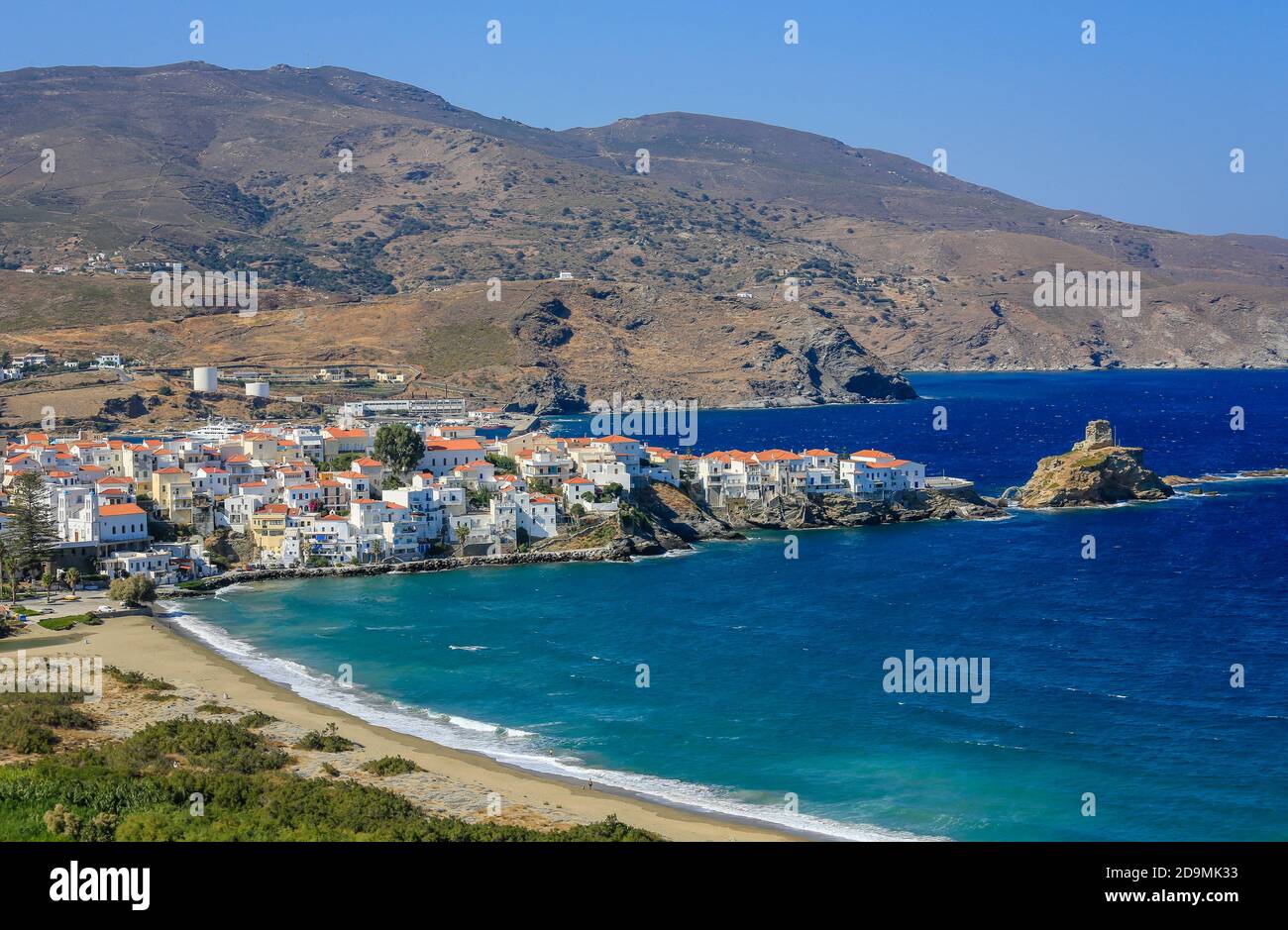 Andros, isola di Andros, Cicladi, Grecia - paesaggio costiero con la capitale Andros (Chora). Foto Stock