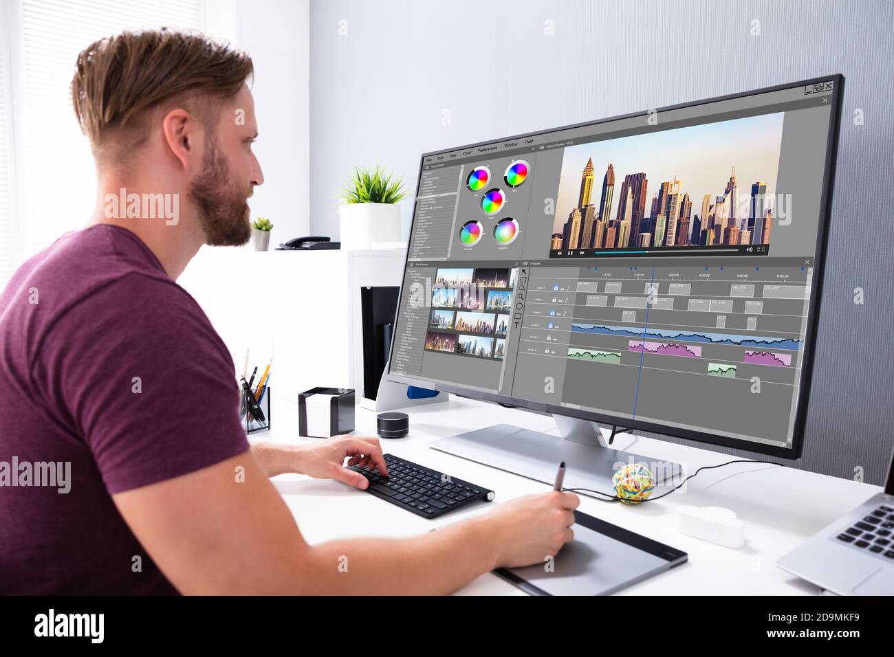 Editor video o Designer che utilizzano il software di editing Tech sul computer Foto Stock