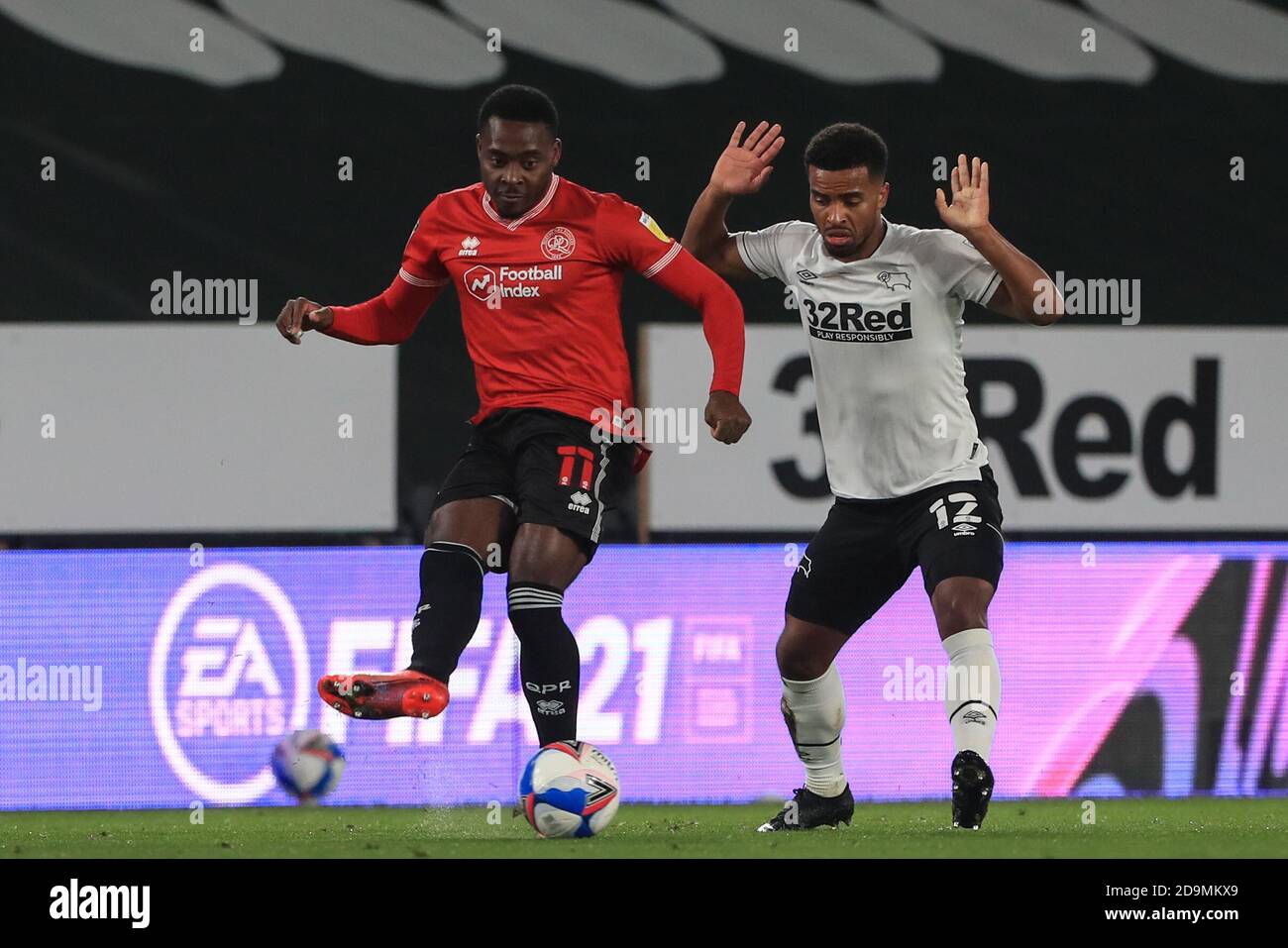 Bright Osayi-Samuel (11) dei Queens Park Rangers passa la palla Mentre sotto pressione da Nathan Byrne (12) della contea di Derby Foto Stock