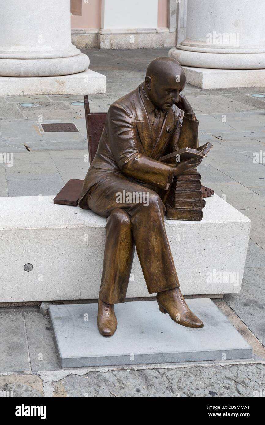 Statua del poeta italiano Gabriele d’Annunzio - Trieste, Friuli Venezia Giulia, Italia Foto Stock