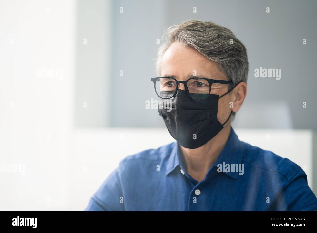Receptionist in maschera presso il Medical Center Covid Office Foto Stock
