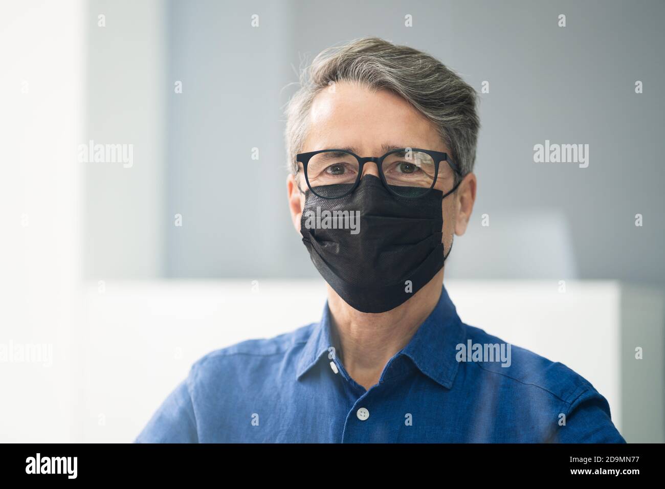 Receptionist in maschera presso il Medical Center Covid Office Foto Stock