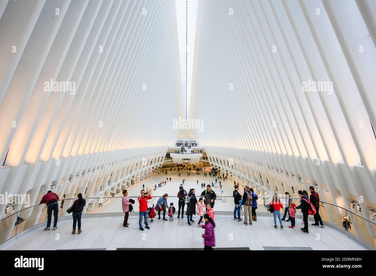 New York City, New York, Stati Uniti d'America - persone in Oculus, sala principale della stazione della metropolitana con centro commerciale, World Trade Center, Transportation Hub, WTC, architetto Santiago Calatrava, Manhattan. Foto Stock New York City, New York, Stati Uniti d'America - persone in Oculus, sala principale della stazione della metropolitana con centro commerciale, World Trade Center, Transportation Hub, WTC, architetto Santiago Calatrava, Manhattan. Foto Stock
