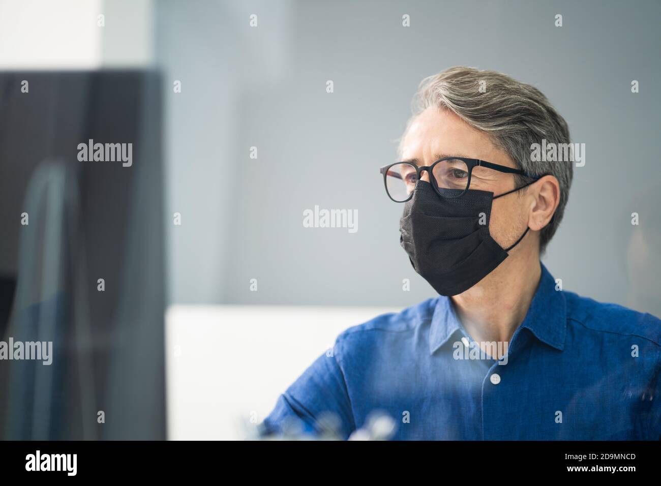 Receptionist in maschera presso il Medical Center Covid Office Foto Stock