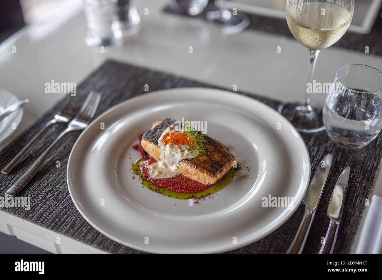 Tavolo servito nel ristorante. Tavolo di lusso, cibo gourmet sfondo. Cena in un elegante ristorante di alta qualità, tavolo moderno Foto Stock