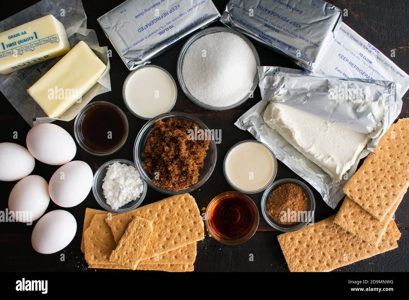 Ingredienti per Cheesecake Eggnog con Rum Caramel Topping: Formaggio spalmabile, zucchero e altri ingredienti ricetta cheesecake Foto Stock