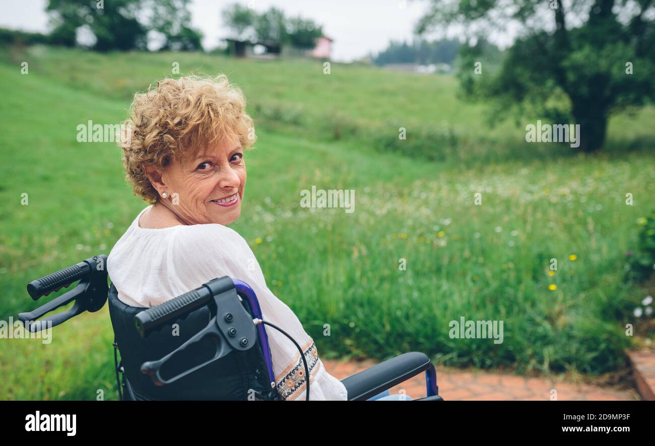 Senior donna in sedia a rotelle Foto Stock