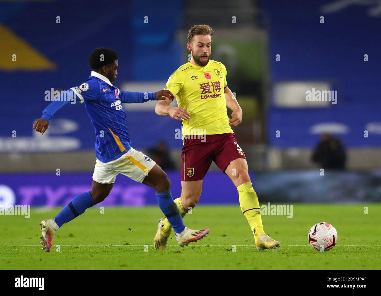 Brighton e Hove Albion's Tariq Lamptey (a sinistra) e Charlie Taylor di Burnley combattono per la palla durante la partita della Premier League all'AMEX Stadium di Brighton. Foto Stock