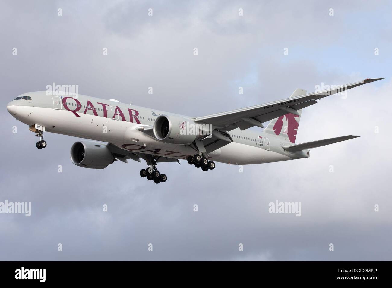Un Qatar Airways Boeing 777-200 atterra all'aeroporto Heathrow di Londra il 28 ottobre 2020 (Credit: Robert Smith | MI News) Foto Stock
