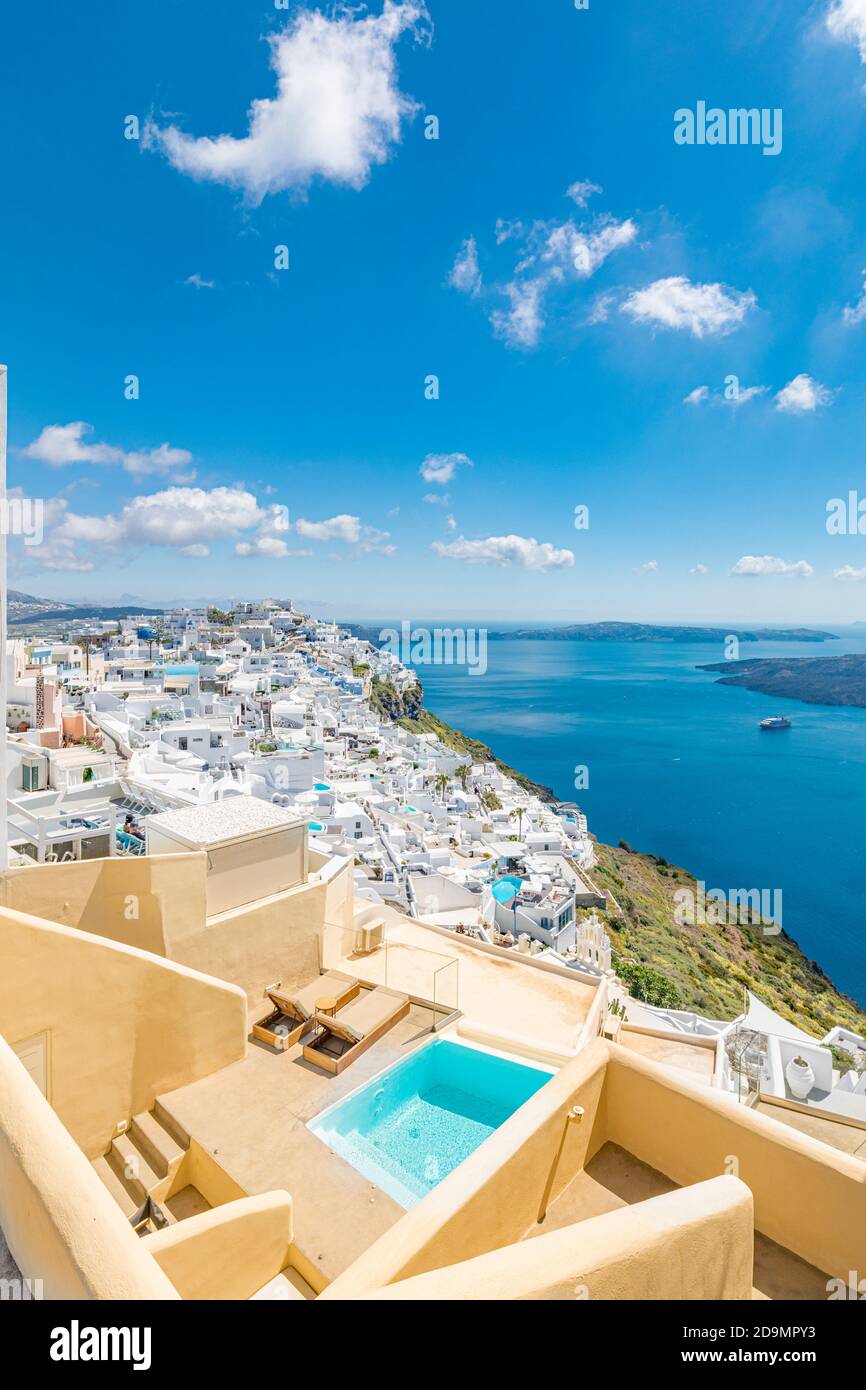 Splendida vista sulla caldera bianca di Santorini in Grecia. Hotel resort di lusso con piscina su architettura bianca e vista mare, cielo blu. Vacanza estiva Foto Stock