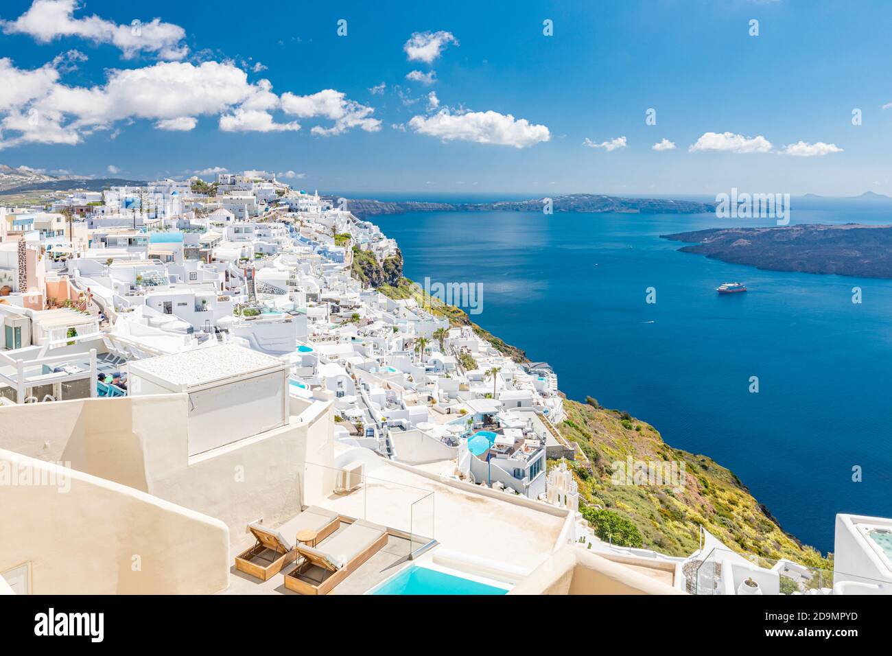 Splendida vista sulla caldera bianca di Santorini in Grecia. Hotel resort di lusso con piscina su architettura bianca e vista mare, cielo blu. Vacanza estiva Foto Stock