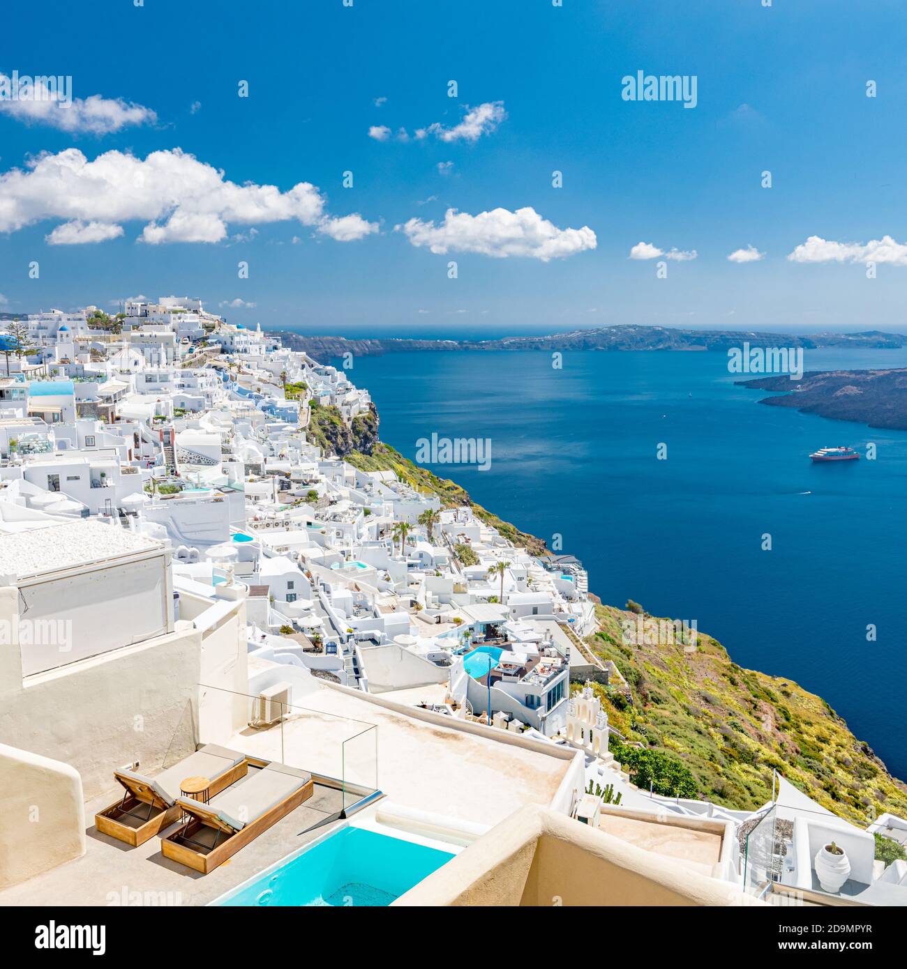 Splendida vista sulla caldera bianca di Santorini in Grecia. Hotel resort di lusso con piscina su architettura bianca e vista mare, cielo blu. Vacanza estiva Foto Stock