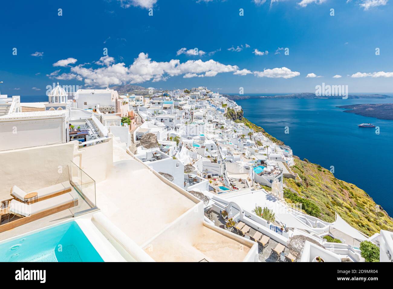 Splendida vista sulla caldera bianca di Santorini in Grecia. Hotel resort di lusso con piscina su architettura bianca e vista mare, cielo blu. Vacanza estiva Foto Stock
