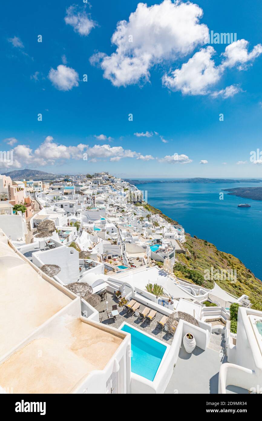 Splendida vista sulla caldera bianca di Santorini in Grecia. Hotel resort di lusso con piscina su architettura bianca e vista mare, cielo blu. Vacanza estiva Foto Stock