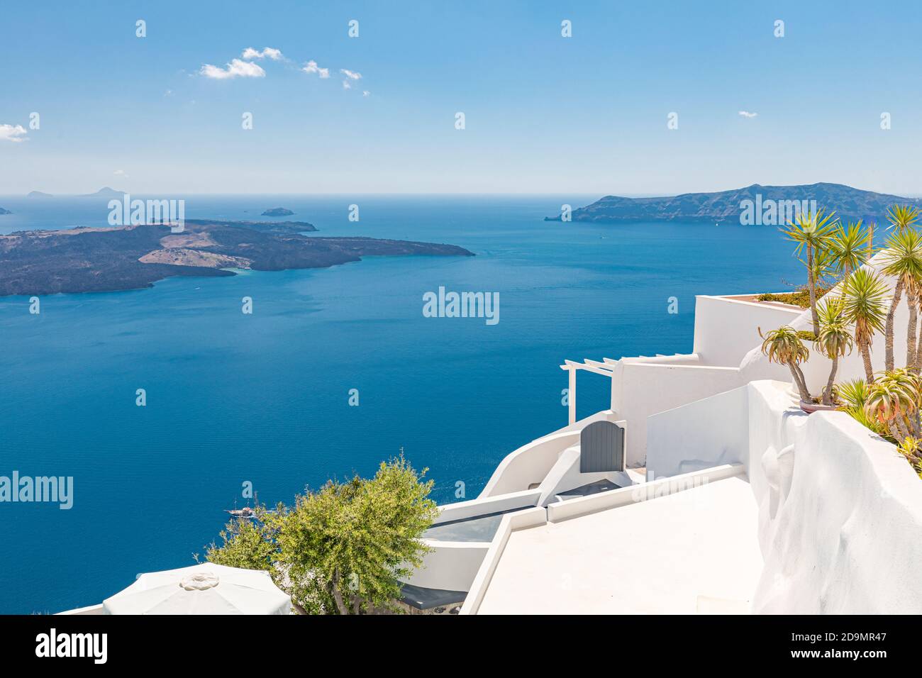 Splendida vista sulla caldera bianca di Santorini in Grecia. Hotel resort di lusso con piscina su architettura bianca e vista mare, cielo blu. Vacanza estiva Foto Stock