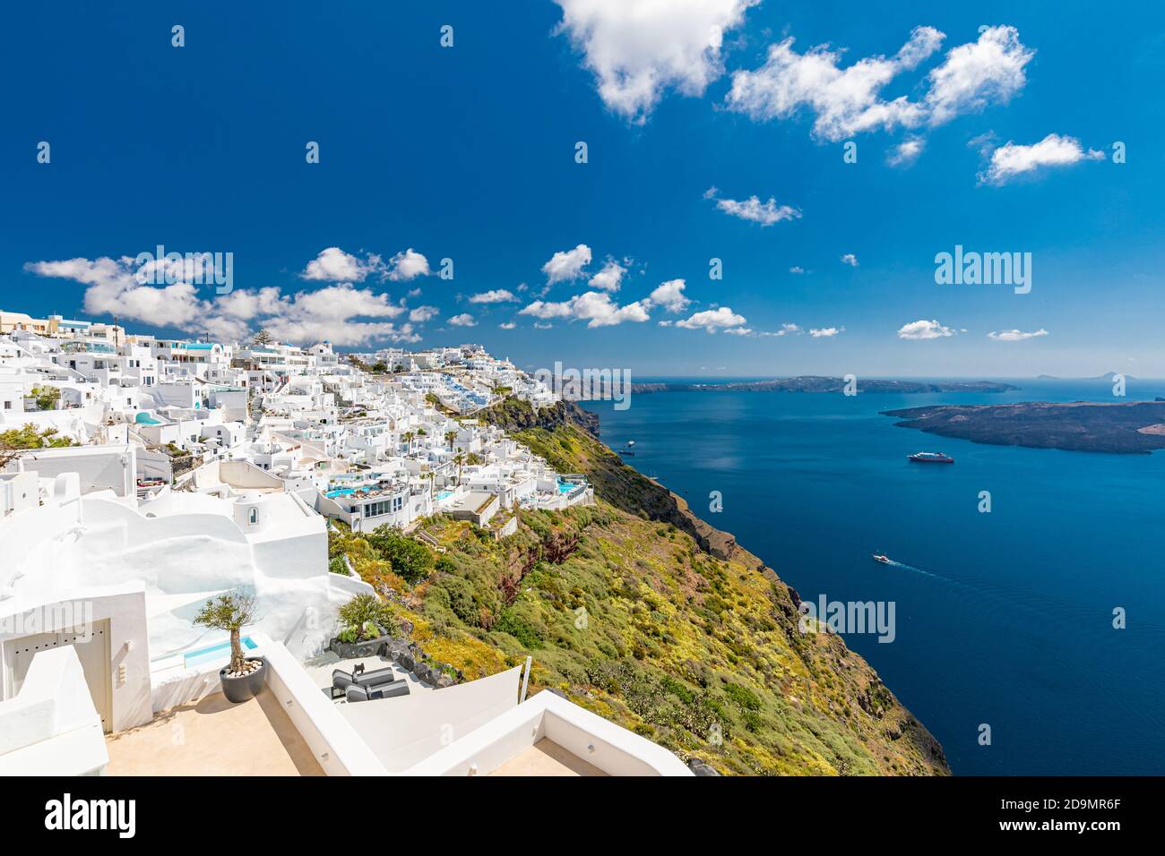 Splendida vista sulla caldera bianca di Santorini in Grecia. Hotel resort di lusso con piscina su architettura bianca e vista mare, cielo blu. Vacanza estiva Foto Stock