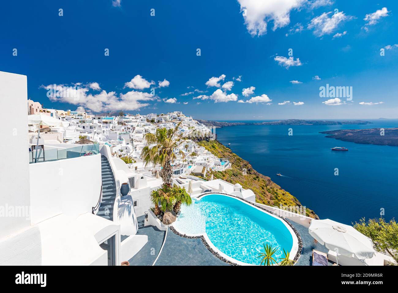 Splendida vista sulla caldera bianca di Santorini in Grecia. Hotel resort di lusso con piscina su architettura bianca e vista mare, cielo blu. Vacanza estiva Foto Stock