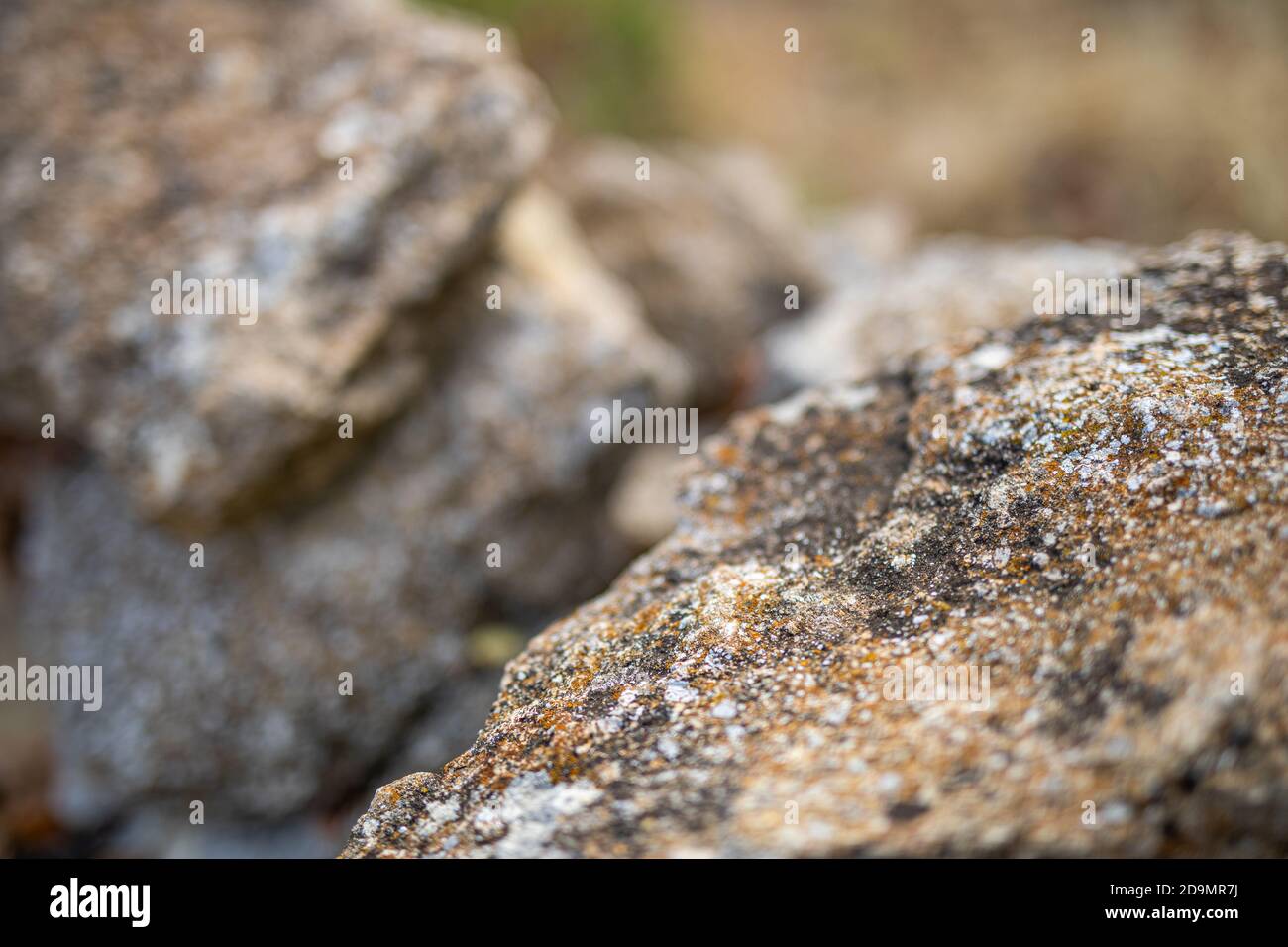 Sfondo astratto e struttura di strati di montagna e crepe in roccia sedimentaria sulla parete della scogliera. Scogliera di montagna di roccia. Foto Stock