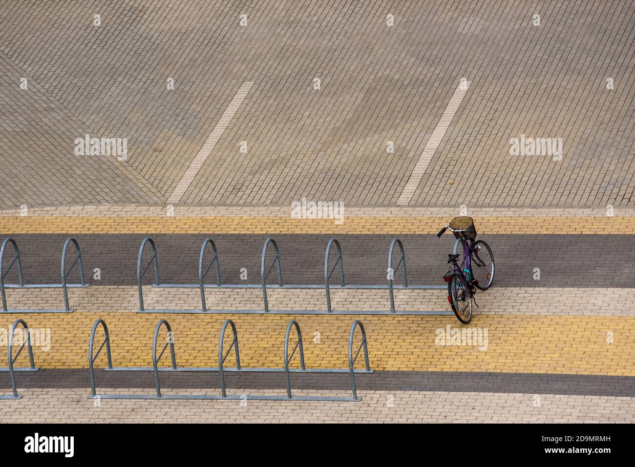 RIGA, LETTONIA. 17 ottobre 2020. Vista ad alto angolo sul parcheggio per biciclette vuoto. Foto Stock