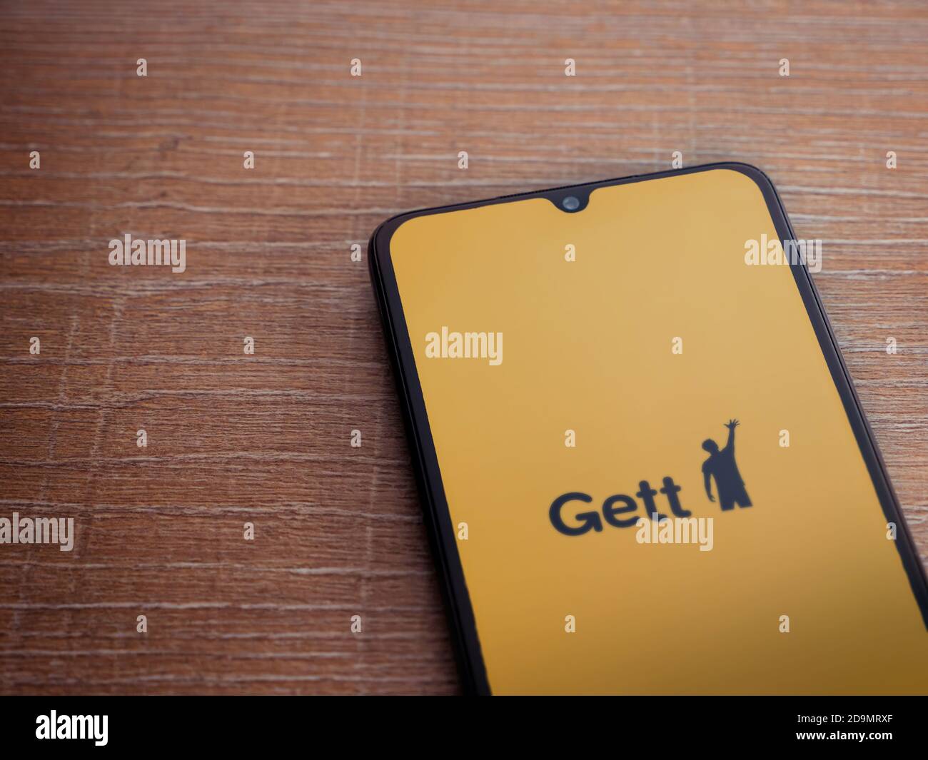 LOD, Israele - 8 luglio 2020: Schermata di lancio dell'app Gett con logo sul display di uno smartphone nero su sfondo in legno. Vista dall'alto piatto con Foto Stock