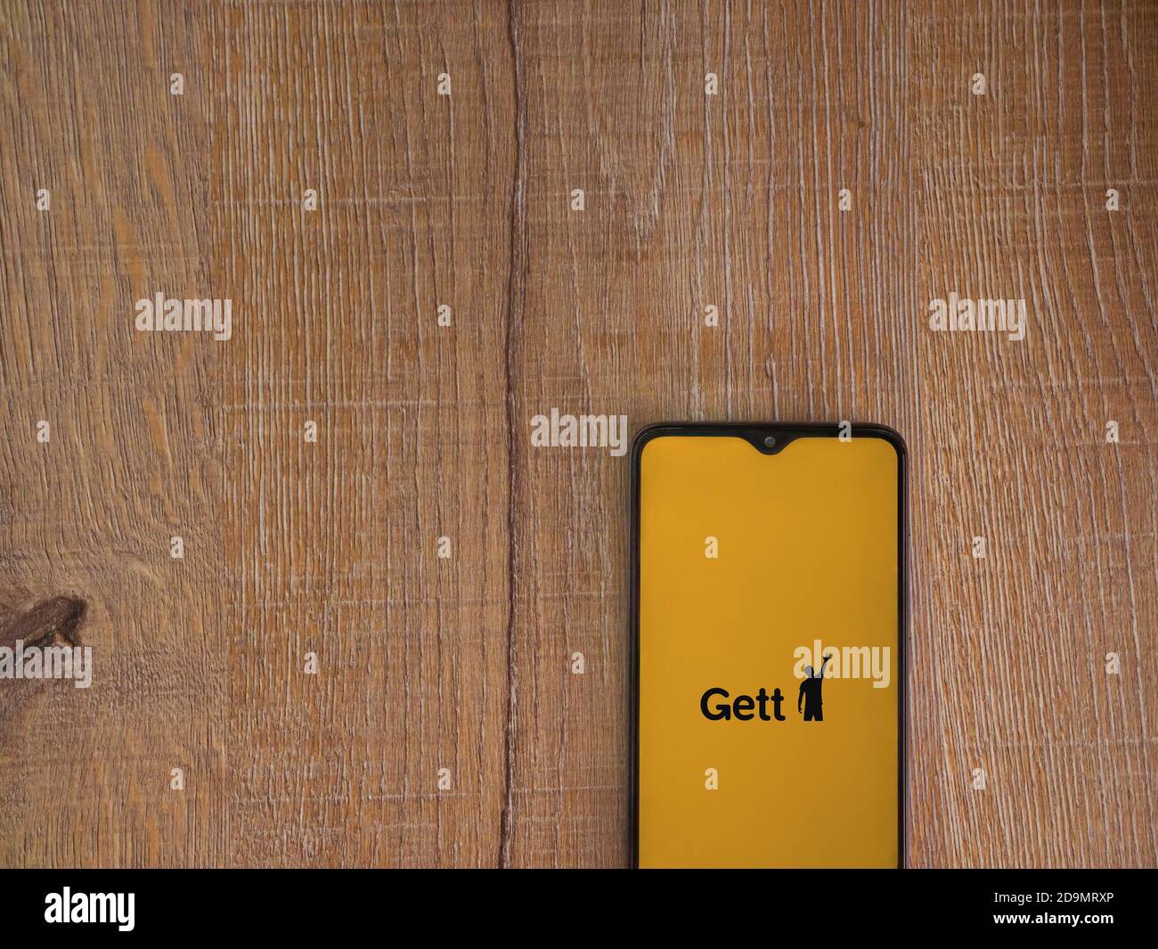 LOD, Israele - 8 luglio 2020: Schermata di lancio dell'app Gett con logo sul display di uno smartphone nero su sfondo in legno. Vista dall'alto piatto con Foto Stock