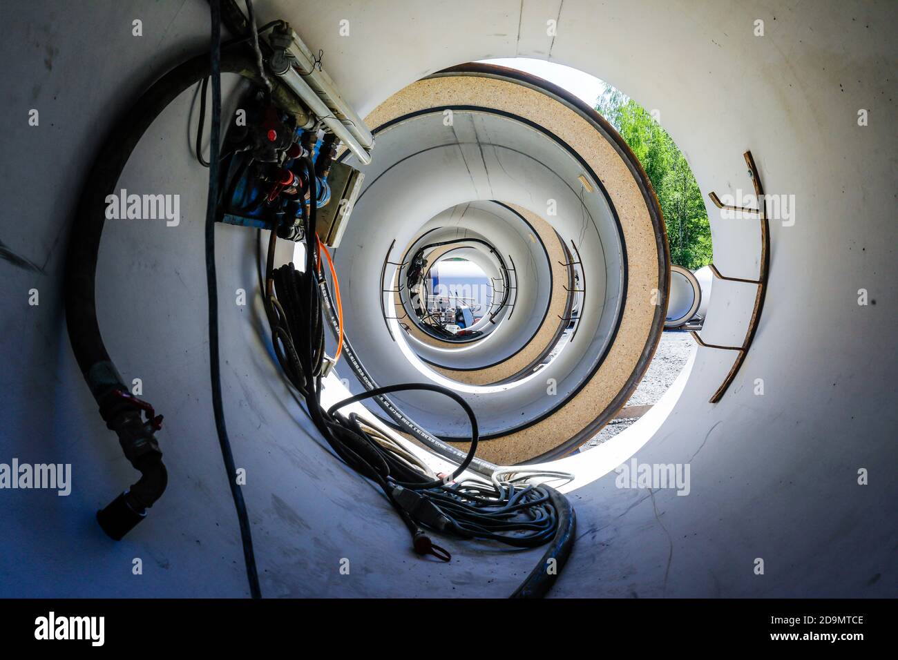 Nuova costruzione della rete fognaria di Berna, le tubazioni fognarie sono pronte sul cantiere per essere installate durante la cannellatura nel fusto, la Berna appartiene al sistema fluviale Emscher, era in precedenza una rete fognaria aperta, sopra terra, la conversione Emscher, Essen, Ruhr, Nord Reno-Westfalia, Germania Foto Stock