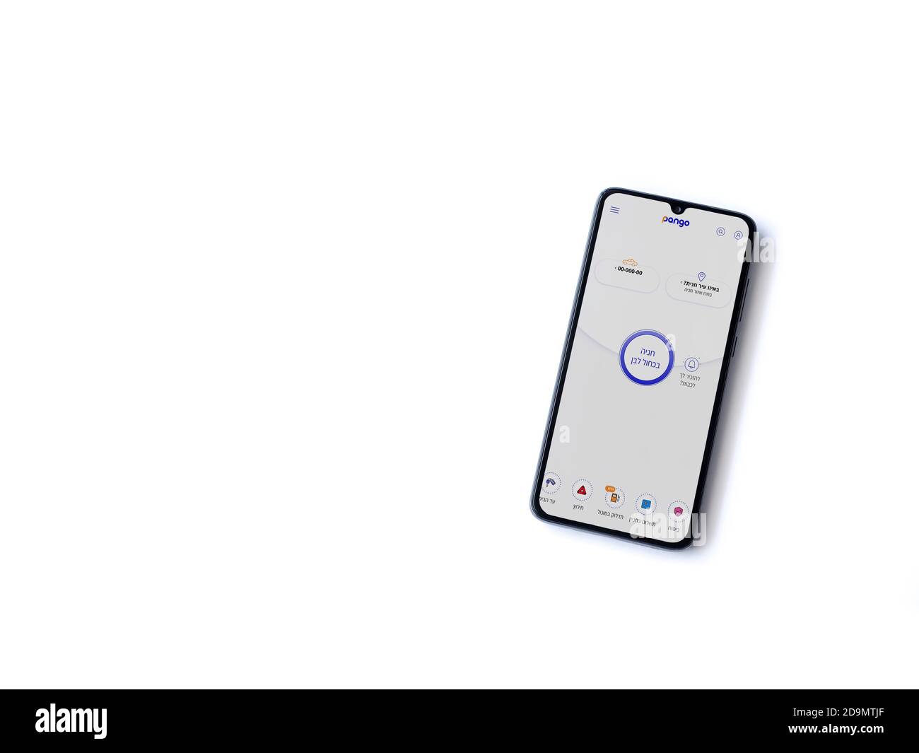 LOD, Israele - 8 luglio 2020: Schermo di lancio dell'app Pango con logo in ebraico sul display di uno smartphone nero isolato su sfondo bianco. Foto Stock