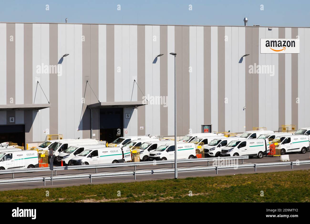 Centro logistico Amazon, consegna pacchi da Onway Logistics consegnare pacchi per conto di Amazon, Duisburg, Ruhr zona, Nord Reno-Westfalia, Germania Foto Stock