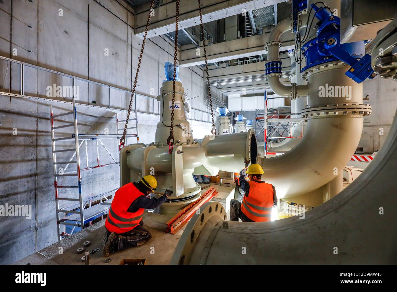 Montaggio delle pompe di depurazione nella nuova stazione di pompaggio di Oberhausen, nuova costruzione della rete fognaria di Emscher, conversione di Emscher, Oberhausen, area della Ruhr, Renania settentrionale-Vestfalia, Germania Foto Stock