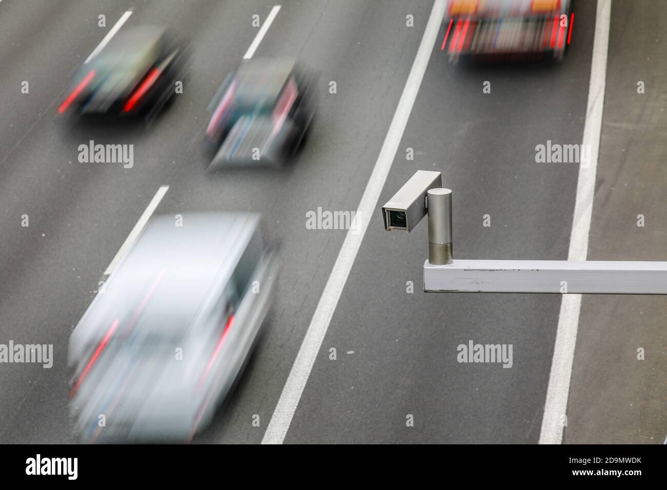 Erkrath, Renania Settentrionale-Vestfalia, Germania, monitoraggio del traffico, telecamera per il monitoraggio del traffico stradale sull'autostrada A3, telecamere per il controllo del volume del traffico, raccolta di informazioni per il sistema di controllo del traffico. Foto Stock