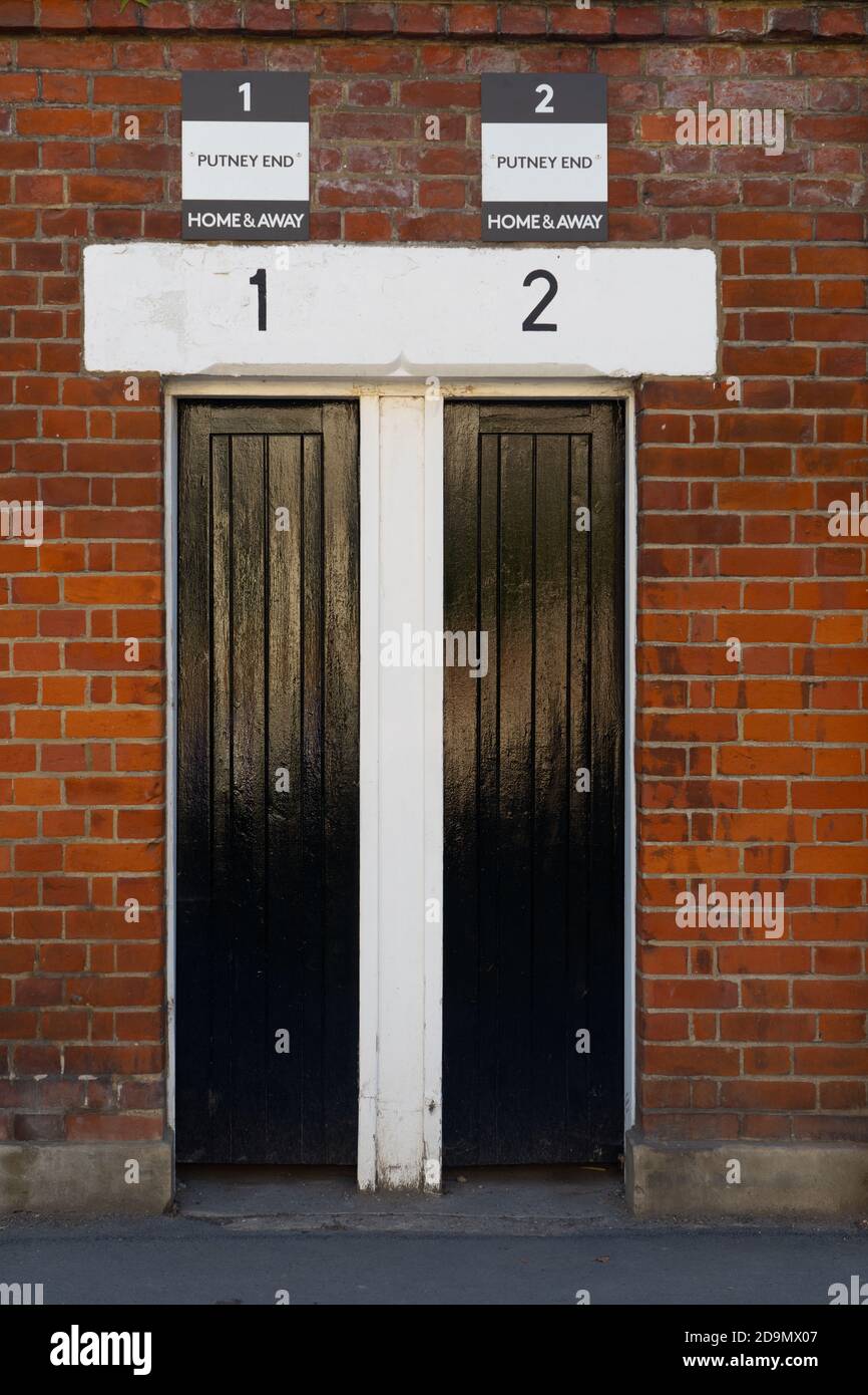Due tornelli molto stretti in vecchio stile al Craven Cottage, la sede della Fulham football club di Londra. Data foto: Domenica 6 settembre 2020. Foto: Foto Stock