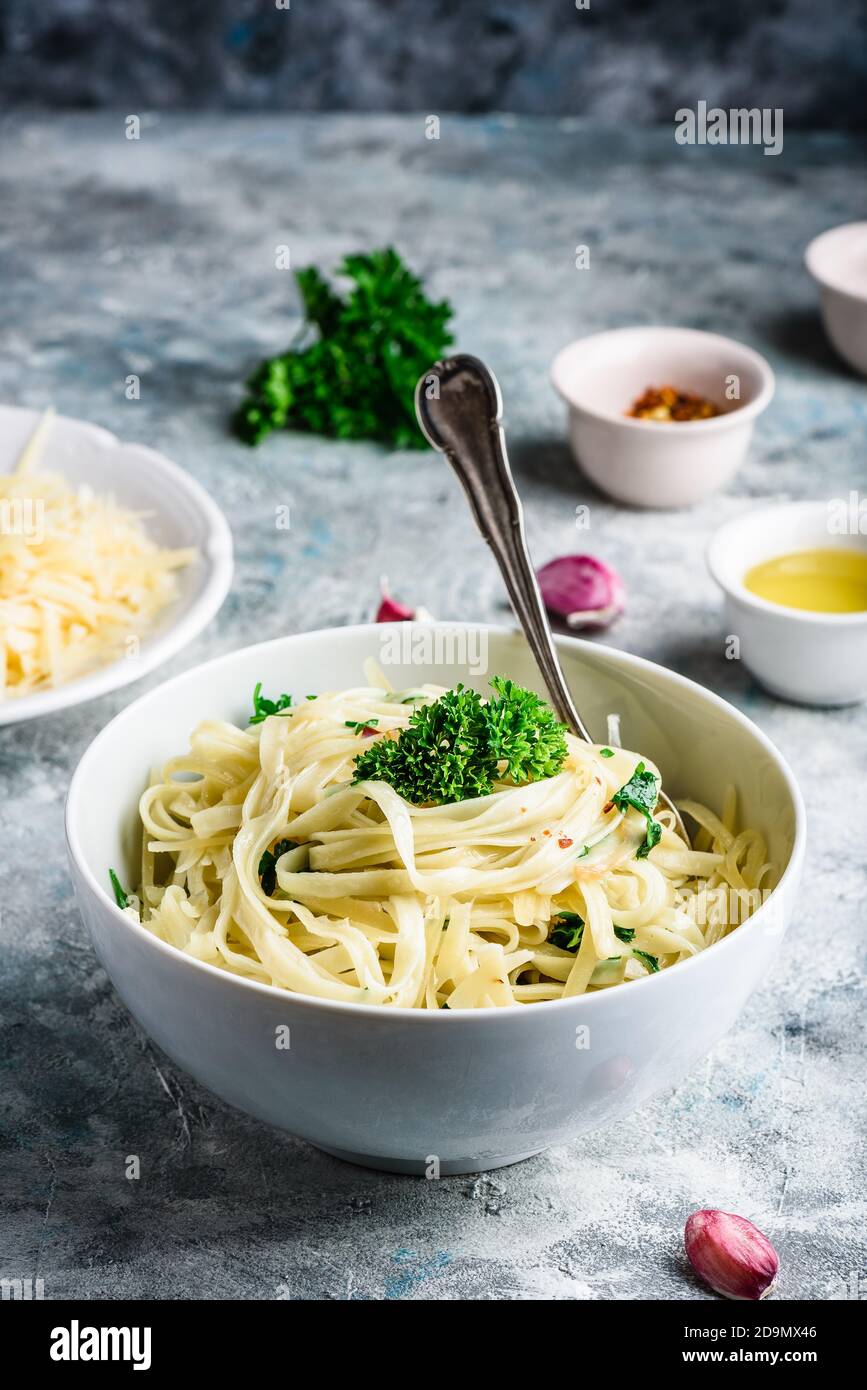 Facile pasta con olio d'oliva e aglio Foto Stock
