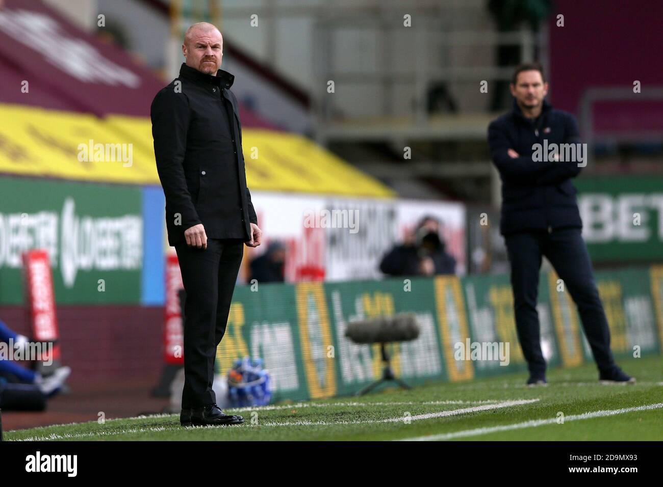 BURNLEY, INGHILTERRA. 31 OTTOBRE Sean Dyche, manager di Burnley (a sinistra), durante la partita della Premier League tra Burnley e Chelsea a Turf Moor, Burnley, sabato 31 ottobre 2020. (Credit: Tim Markland | MI News) Foto Stock