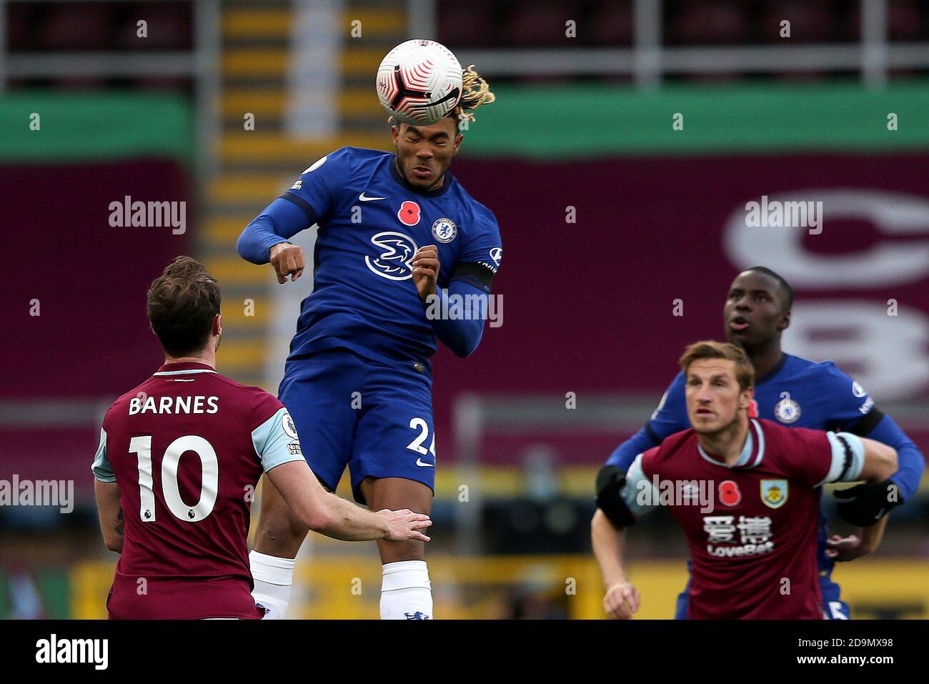 BURNLEY, INGHILTERRA. IL 31 OTTOBRE Reece James di Chelsea dirige la palla durante la partita della Premier League tra Burnley e Chelsea a Turf Moor, Burnley, sabato 31 ottobre 2020. (Credit: Tim Markland | MI News) Foto Stock