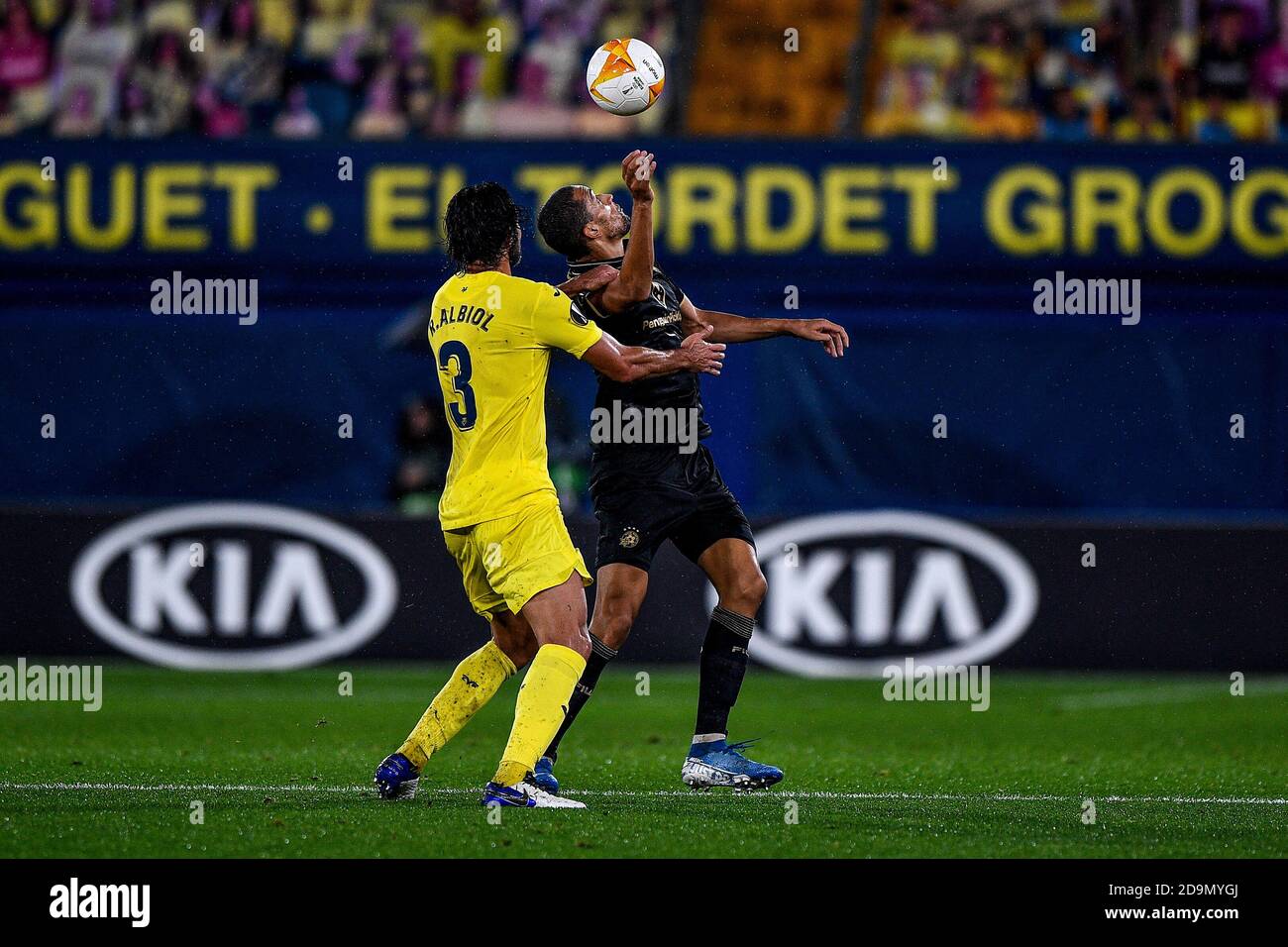 VILLARREAL, SPAGNA - NOVEMBRE 05: Raul Albiol di Villarreal CF, Nick Blackman di Maccabi Tel-Aviv durante la partita UEFA Europa League tra Villareal CF e Maccabi Tel Aviv all'Estadio de la Ceramica il 05 novembre 2020 a Villarreal, Spagna. (Foto di Pablo MoranoOrange Pictures) Foto Stock