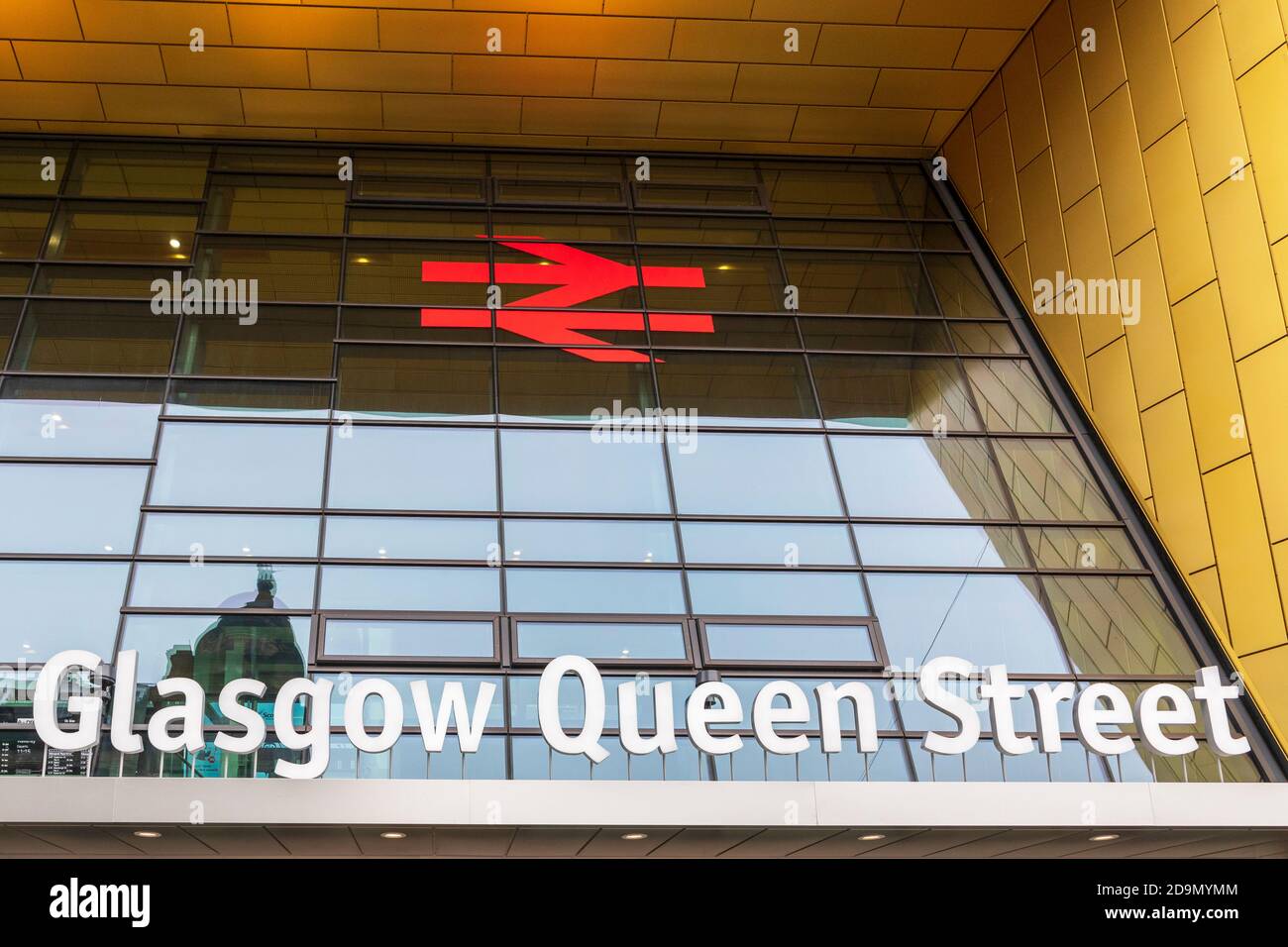 Esterno della stazione ferroviaria di Glasgow Queen Street dopo i lavori di ristrutturazione del 2020, Queens Street, Glasgow, UK Foto Stock