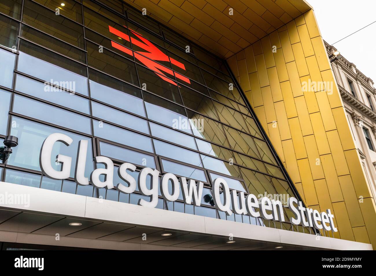 Esterno della stazione ferroviaria di Glasgow Queen Street dopo i lavori di ristrutturazione del 2020, Queens Street, Glasgow, UK Foto Stock