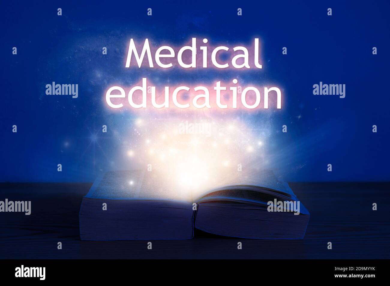 Libro aperto con iscrizione di educazione medica. Luce proveniente da libro aperto con parole educazione medica. Foto Stock