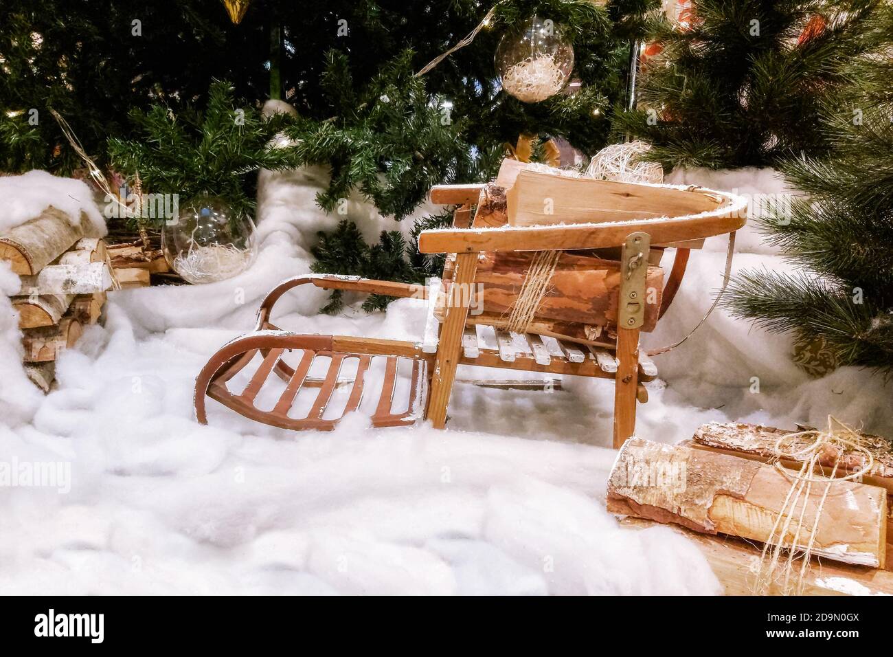 Angolo accogliente della casa per un umore di Natale con un albero di Natale e neve artificiale. Foto Stock