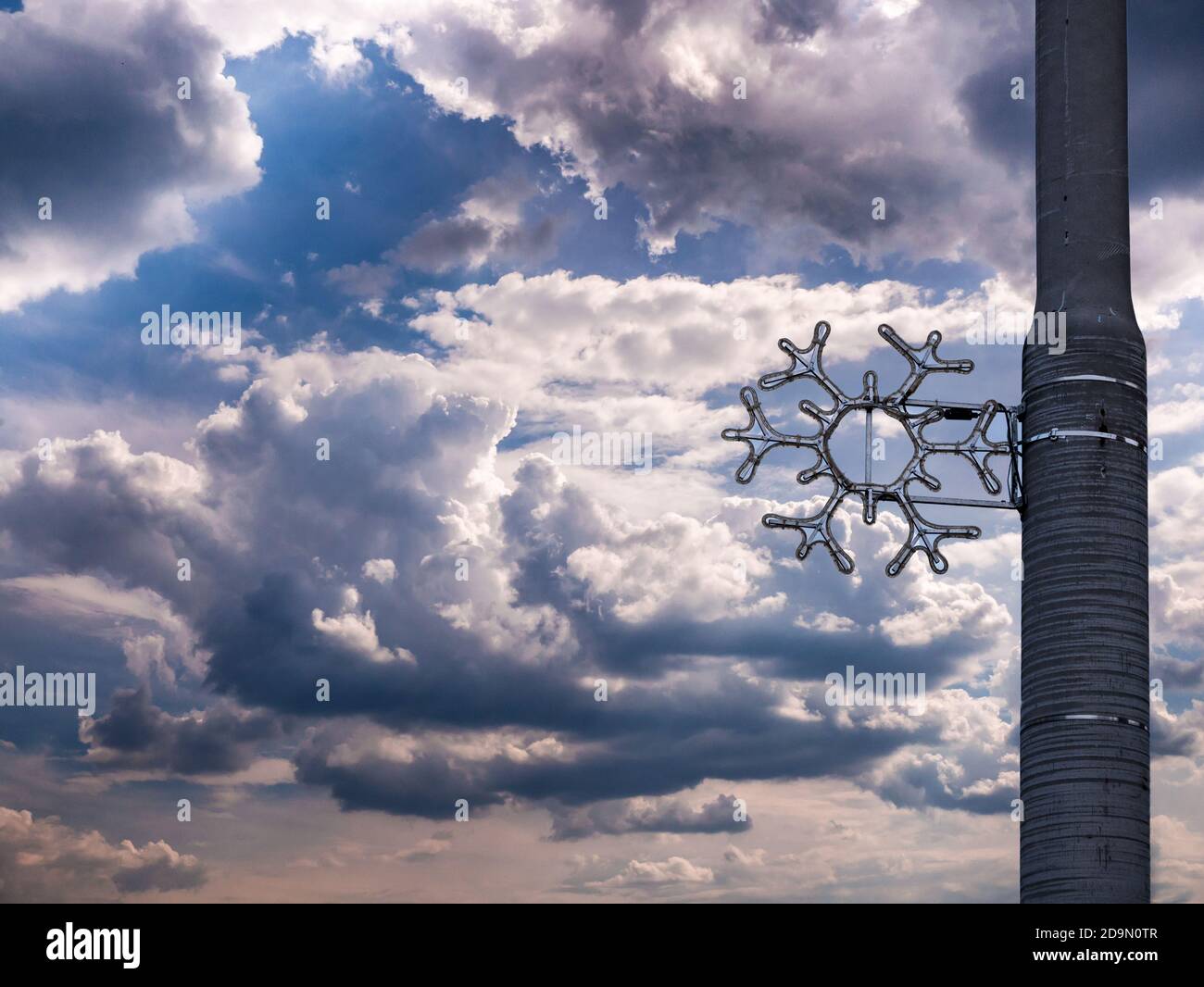 Decorazione di Natale su lampada di strada contro un meraviglioso blu d'inverno cielo con nuvole Foto Stock