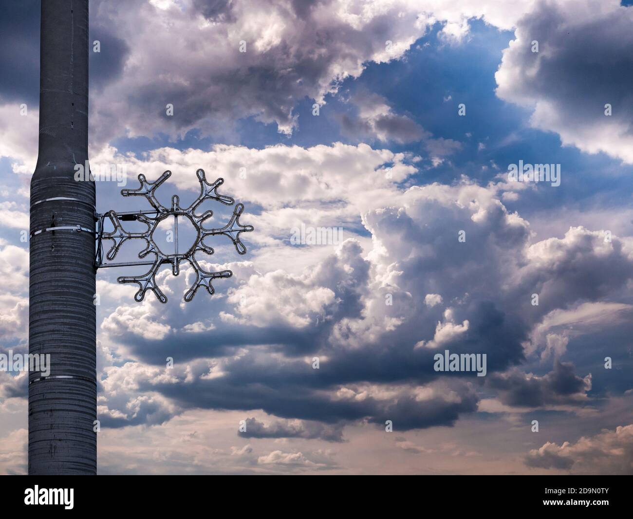 Decorazione di Natale su lampada di strada contro un meraviglioso blu d'inverno cielo con nuvole Foto Stock
